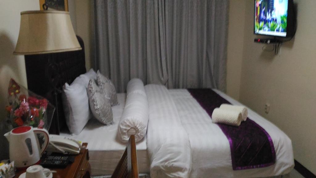 Diponegoro House Hotell Salatiga Exteriör bild